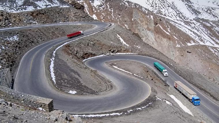 Carretera serpenteante en los Andes, foto restaurada con movimiento