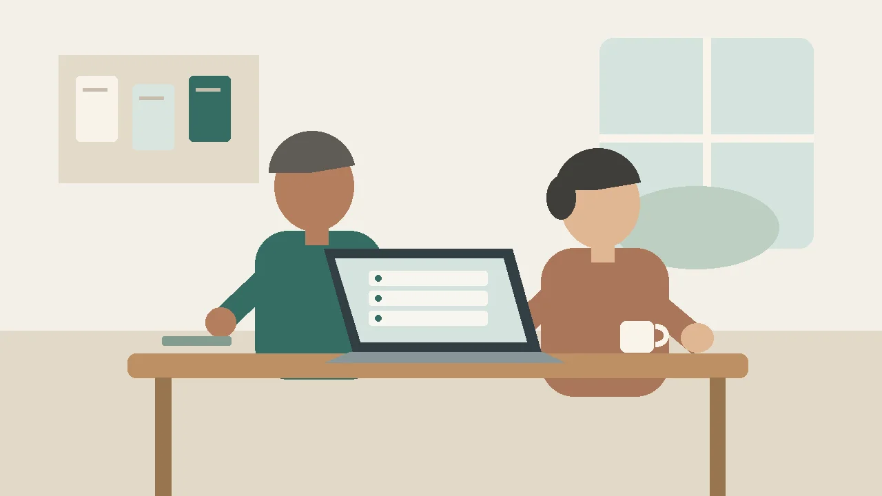Duas pessoas conferem uma lista de demandas no computador, com anotações e materiais de trabalho na mesa.