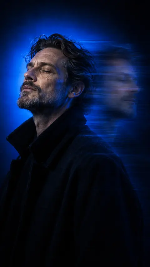 Exemplo de retrato azul com rosto nítido e rastro controlado.